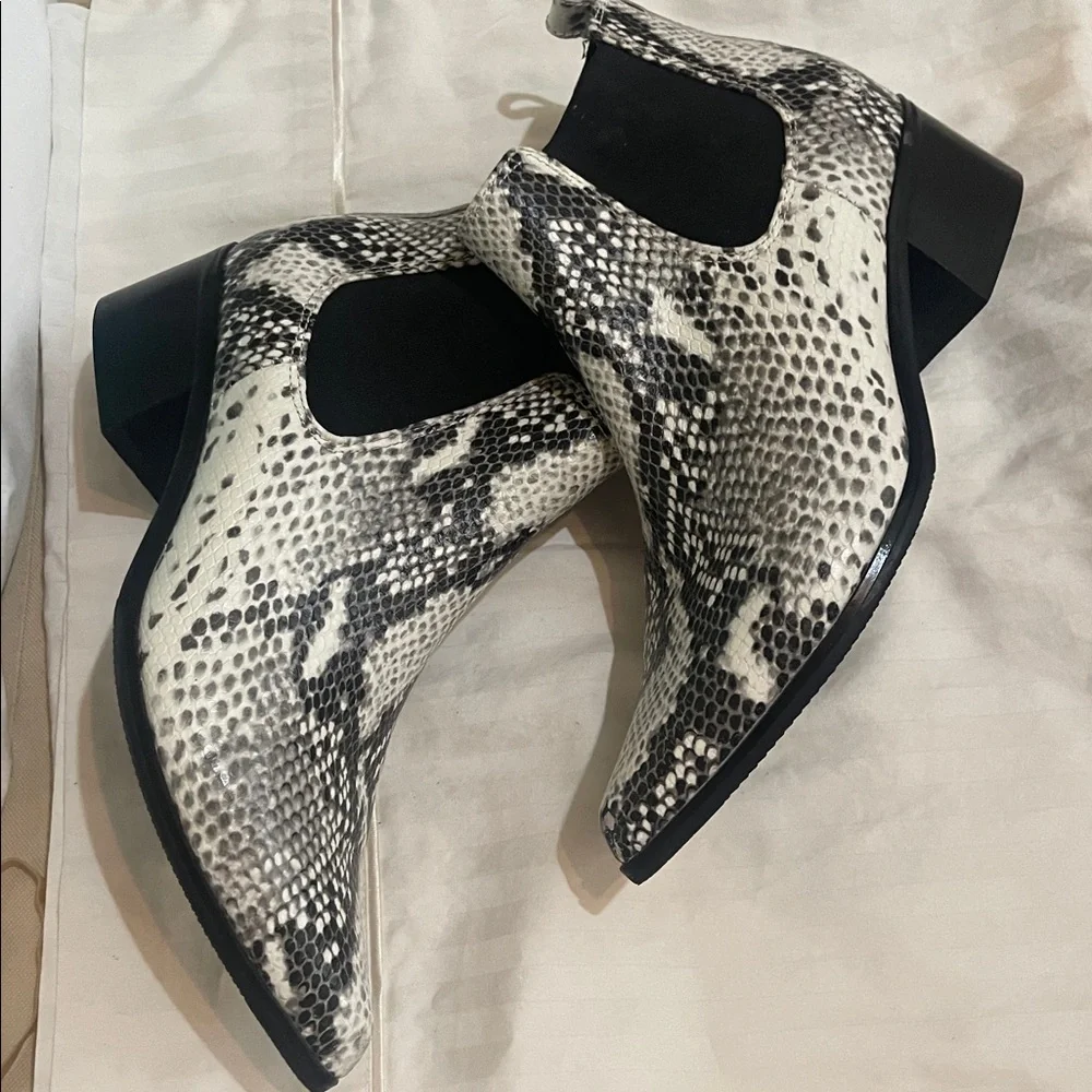 Blondo snake skin leather waterproof ankle boots new 8 m